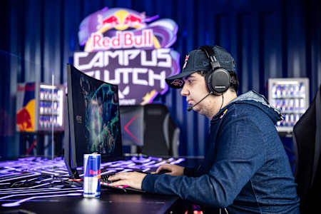 cNed beim Spielen von Valorant beim Red Bull Campus Clutch in Istanbul