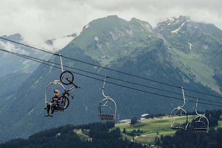 A competitor travels with his mtb to the start of the downhill track at Les Gets bike park.
