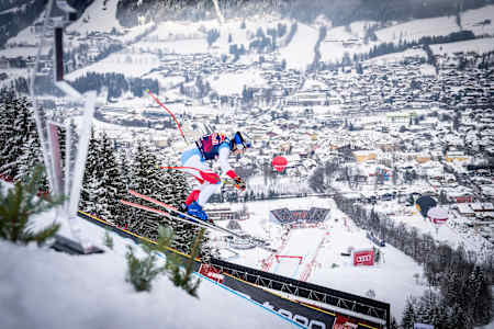 Der Schweizer Ski-Star Marco Odermatt hebt auch in Kitzbühel ab