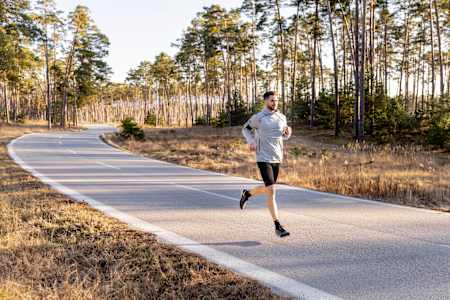 Бегун тренируется для благотворительного забега Wings For Life World Run в Словакии в феврале 2021.