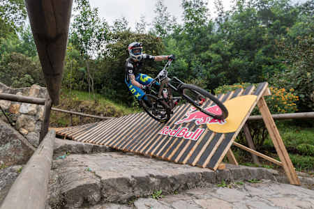 Downhill urbano é isso: correr em meio ao concreto e a natureza