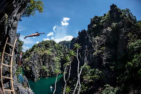 Orlando Duque aus Kolumbien springt von einem Felsvorsprung in Small Lagoon auf Miniloc Island beim ersten Stopp der Red Bull Cliff Diving World Series in Palawan, Philippinen, am 12. April 2019.