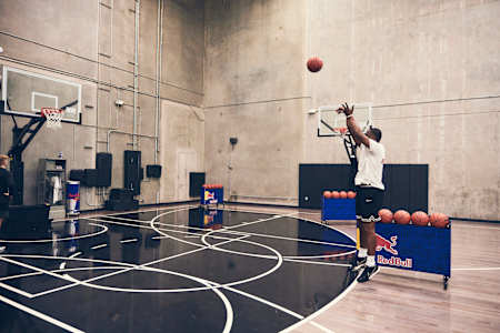 Кріс Метьюз, грає в баскетбол на майданчику The Dstrkt у Лос-Анджелесі, Каліфорнія, США, 31 січня 2022 року.