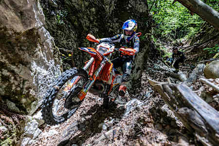 Manuel Lettenbichler durante la carrera FIM Hard Enduro Xross Challenge en Serbia el 20 de mayo de 2022.