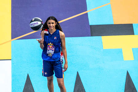 Nadine Selaawi posiert für ein Porträt vor den Red Bull Half Court World Finals in Belgrad, Serbien am 14. September 2023