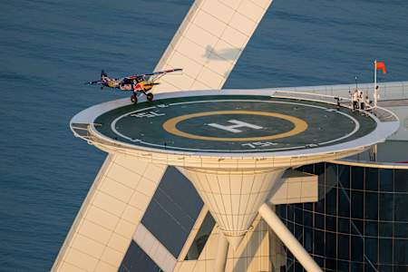 Lądowanie na helipadzie Burdż Al Arab w Dubaju