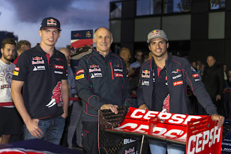 Franz Tost ao lado de Max Verstappen e Carlos Sainz, em 2015