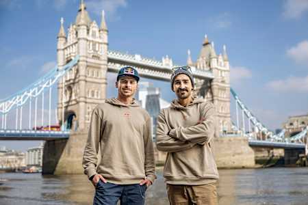 Marco Fürst und Marco Waltenspiel posieren für ein Foto vor der Tower Bridge in London.