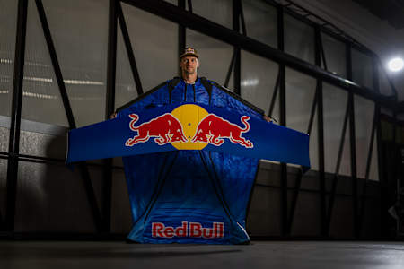 Wingsuit-Foil-Rekordhalter Peter Salzmann mit seiner Innovation