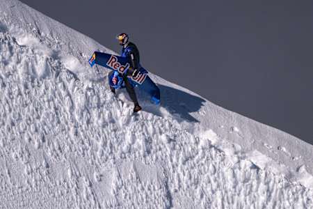Peter Salzmann musste hoch hinauf für den Rekordflug mit dem Wingsuit Foil