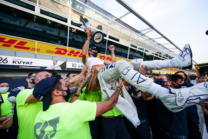 Pierre Gasly comemorando a vitória no GP de Monza com a equipe