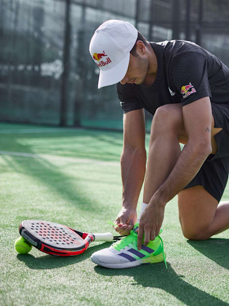 Ale Galán se abrocha las zapatillas para jugar al pádel