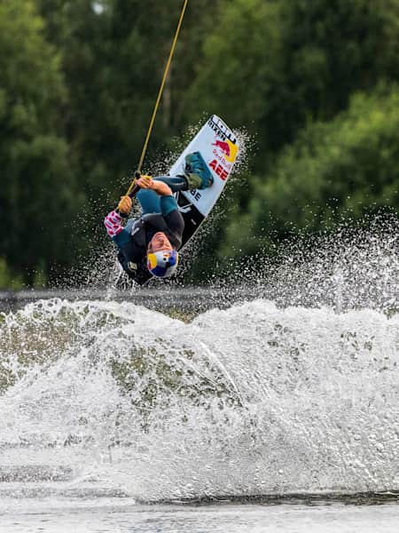 Domi Gührs fliegt auf seinem Wakeboard in Litauen durch die Luft