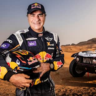 Le pilote de rallye raid auto Carlos Sainz du X-Raid Mini Team pose pour un portrait à Dubaï aux Émirats arabes unis en novembre 2020.