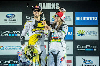 Les pilotes anglais Gee et Rachel Atherton sur le podium de la Coupe du Monde de VTT DH à Cairns.