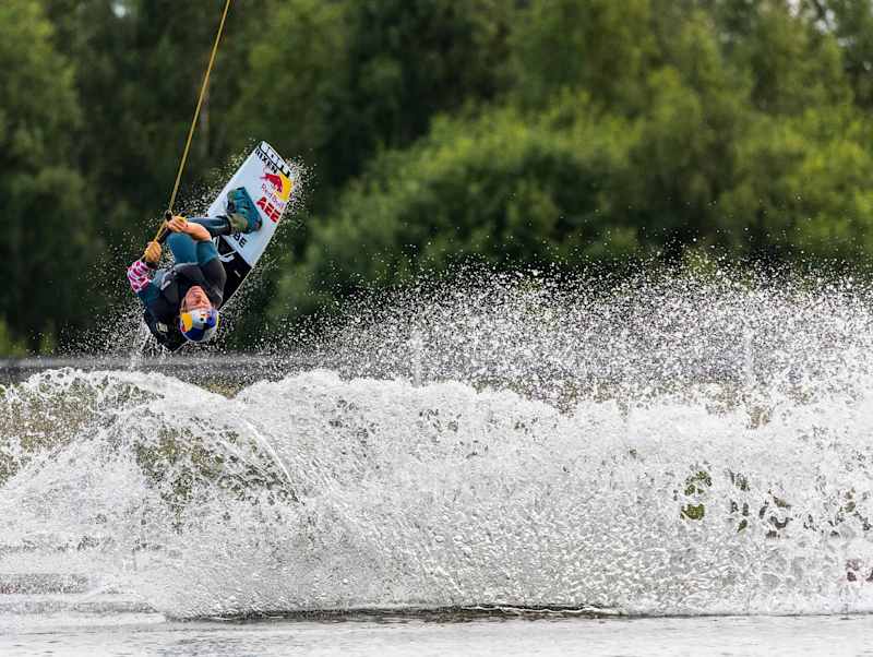 ヘリコプター x ベアフット水上スキー！ | 動画 裸足 | レッドブル