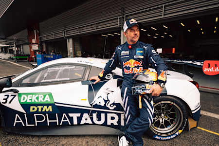Sébastien Loeb en la presentación del equipo DTM 2022 en Spa-Francorchamps. El francés competirá en el DTM al inicio de la temporada en Portimao.