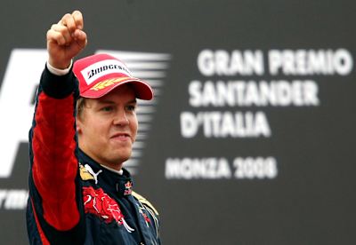 Sebastian Vettel, 2008 İtalya Grand Prix'sinde yağmurlu pistte zafer elde ederek F1'de galibiyet kazanan ilk Red Bull pilotu oldu.