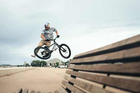 Fabio Wibmer ride en VTT sur la French Riviera.