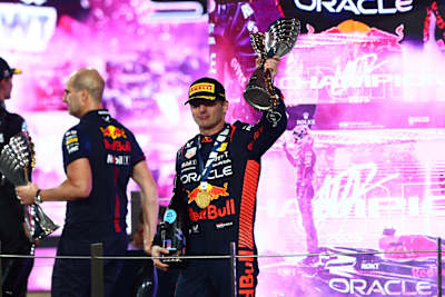 Racewinnaar Max Verstappen pakt de geblokte vlag tijdens de F1 Grand Prix van Abu Dhabi op het Yas Marina Circuit op 26 november 2023 in Abu Dhabi, Verenigde Arabische Emiraten.