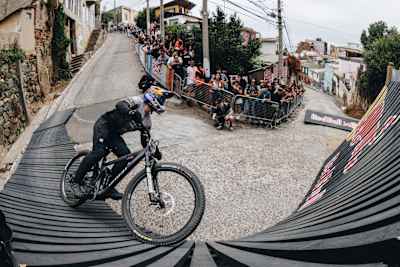 Tomáš Slavík roule en VTT sur le parcours de la course de DH urbain Red Bull Valparaíso Cerro Abajo 2025.