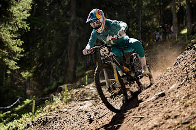 Loïc Bruni auf einer steilen Downhill-Section beim UCI Mountain Bike World Cup 2025 in La Thuile, Italien.