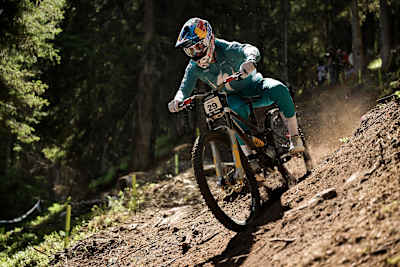 Loïc Bruni affronta un tratto di discesa ripida alla UCI Mountain Bike World Cup 2025 di La Thuile, Italia.