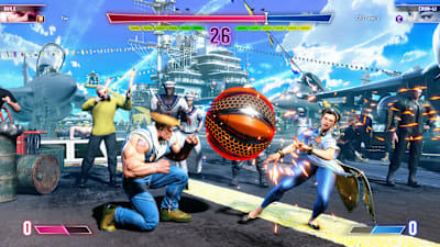 Eine rote Kugel trifft Chun-Li in ihrem Kampf gegen Guile.