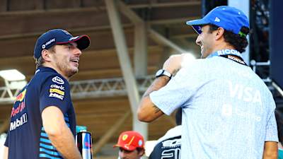 Max Verstappen spricht mit Daniel Ricciardo vor dem F1 Grand Prix von Singapur auf dem Marina Bay Street Circuit am 22. September 2024 in Singapur, Singapur. 