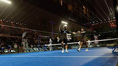 Alejandro Galán y Federico Chingotto vistos durante las semifinales del Riyadh Premier Padel P1 en Riad, Arabia Saudí, el 14 de febrero de 2025. 