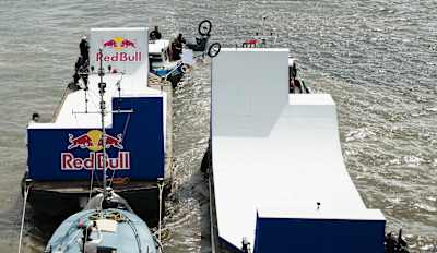 George Ntavoutian in der Luft beim Red Bull Boat Transfer in Huizen, Niederlande, am 21. Mai 2026   