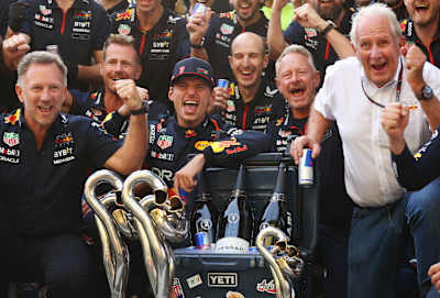 Max Verstappen und das Team von Oracle Red Bull Racing feiern den Sieg beim Großen Preis von Italien 2023 in Monza.