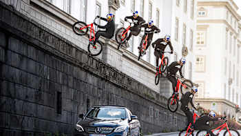 L'Autrichien Fabio Wibmer réalise une figures en VTT trial dans les rues d'une grande ville d'Autriche.