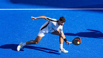 Arturo Coello de España juega al pádel en el evento BNL Italy Major Premier Padel en Roma 2024