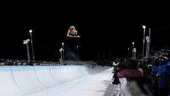 Mitsuki Ono fliegt beim Snowboard-Event Laax Open 2024 in Laax, Schweiz, durch die Luft