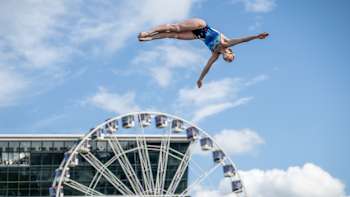 Molly Carlson aus Kanada springt am 10. August 2024 während des Finaltages der Red Bull Cliff Diving World Series von der 21-Meter-Plattform an der Oper in Oslo, Norwegen.