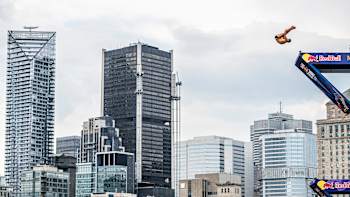 L'Ukrainien Oleksiy Prygorov plonge depuis la plateforme de 27 mètres lors de la sixième étape des Red Bull Cliff Diving World Series 2024 à Montréal, au Canada.