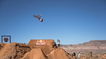 Jaxson Riddle réalise une figure aérienne spectaculaire en VTT freeride lors du Red Bull Rampage 2025 à Virgin, Utah.
