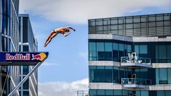 In 2024, David Colturi dives from the Red Bull platform