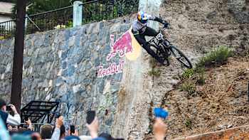 Tomáš Slavík navigates a challenging wall section during Red Bull Valparaíso 2025 in Chile, thrilling fans with his unparalleled mountain biking mastery