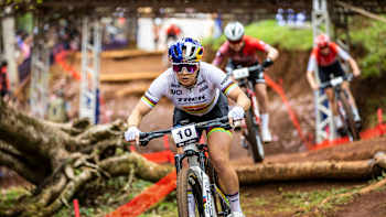 Evie Richards races fiercely during the UCI XCC World Cup 2025 in Araxa, Brazil. Intensity and precision define this moment