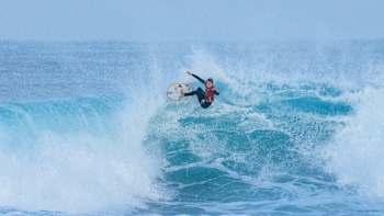 Molly Picklum rides a powerful wave during Heat 1 of the Round of 16 at the 2025 Western Australia Margaret River Pro, showcasing Red Bull's adrenaline-fuelled surfing action