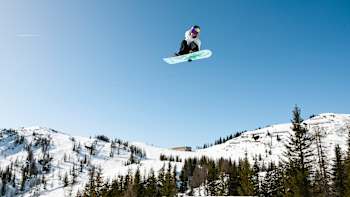 Die Snowboarderin Anna Gasser beim Red Bull Spring Battle 2025 in Flachau, Österreich