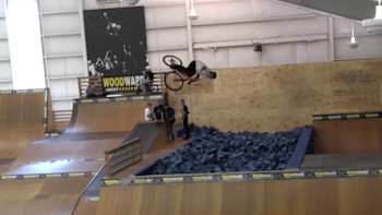 AP-1M5XYBN9D2111-featureMedia