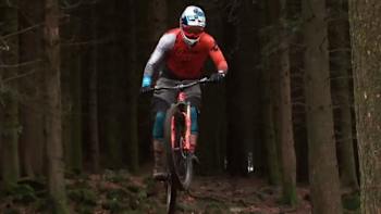 Greg Callaghan entrena en el bosque.