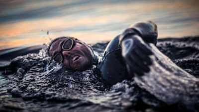 Le sportif britannique Ross Edgley à mi-parcours de son tour de Grande-Bretagne à la nage.