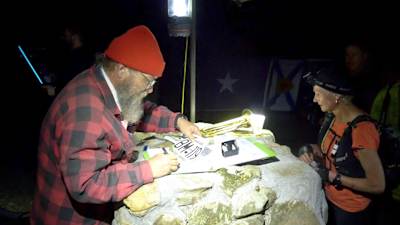 Nicky Spinks si registra con Lazarus Lake per la Barkley Marathons.