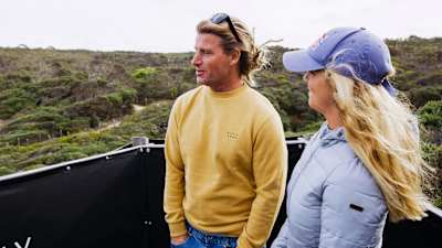 Les surfeurs Mark Occhilupo et Caroline Marks se rencontrent à Bells Beach, en Australie.