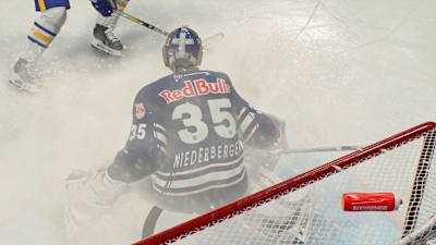 Captura de pantalla de NHL 25 que muestra al portero Mathias Niederberger del EHC Red Bull Munich 