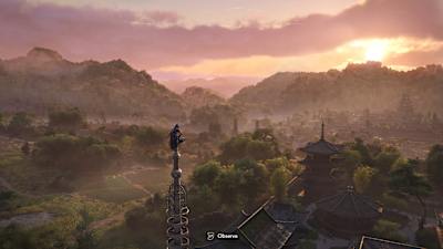 Screenshot aus Assassin's Creed Shadows zeigt Naoe auf einem Turm über einer Burg.